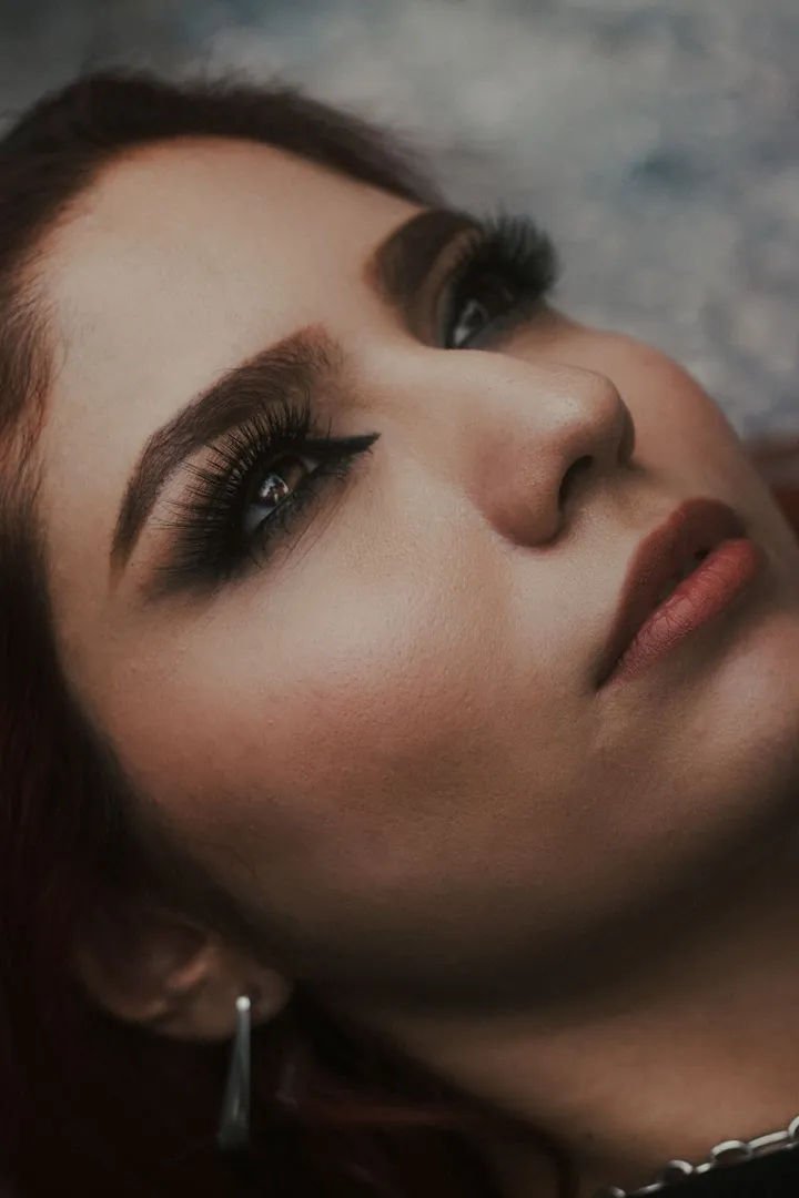 Glam lash look on a Latina woman